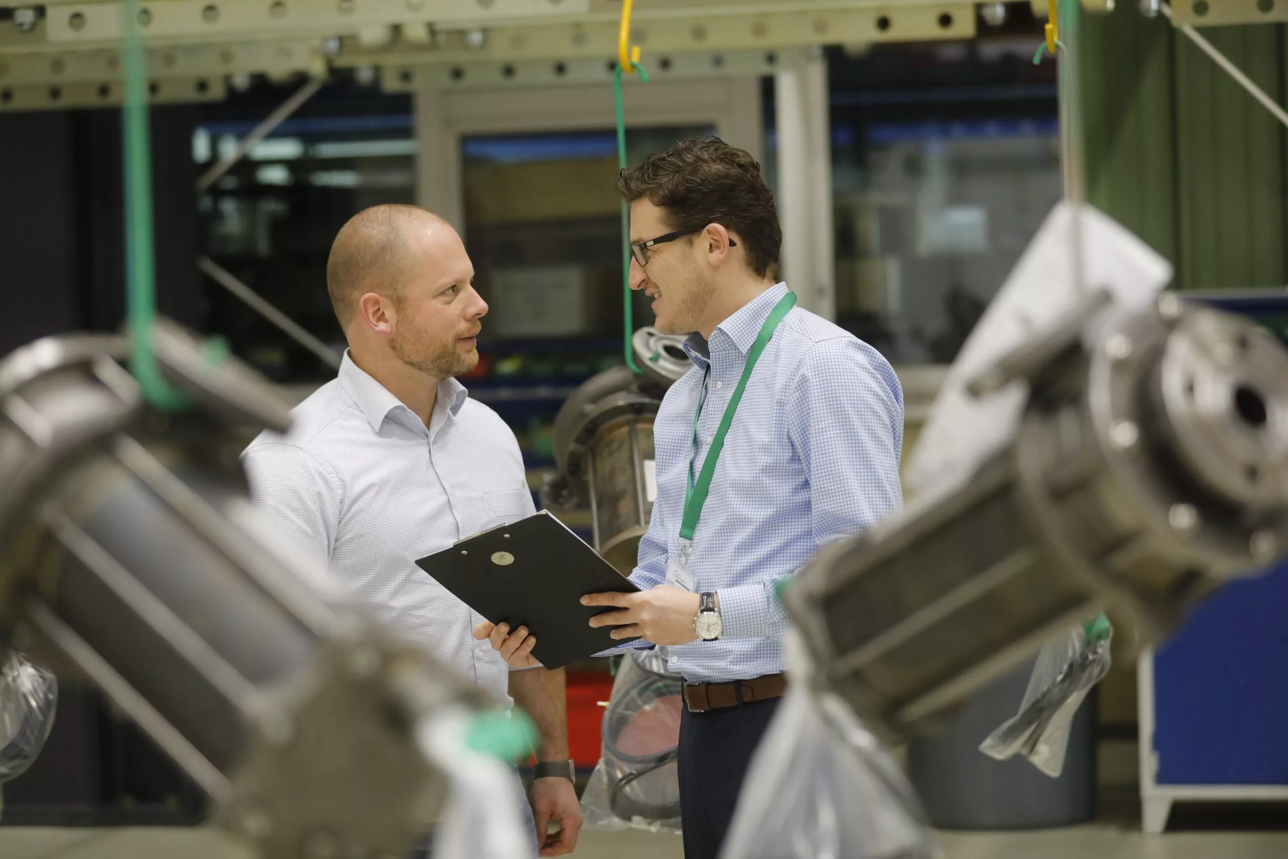 Lean Leadership Mitarbeitende der Factory Evolution stehen in einer Produktionsumgebung