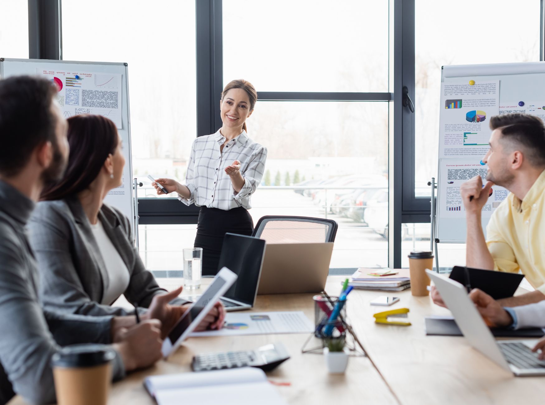 AgilesProjektmanagementScrum Produktionshalle mit digitalen Piktogrammen