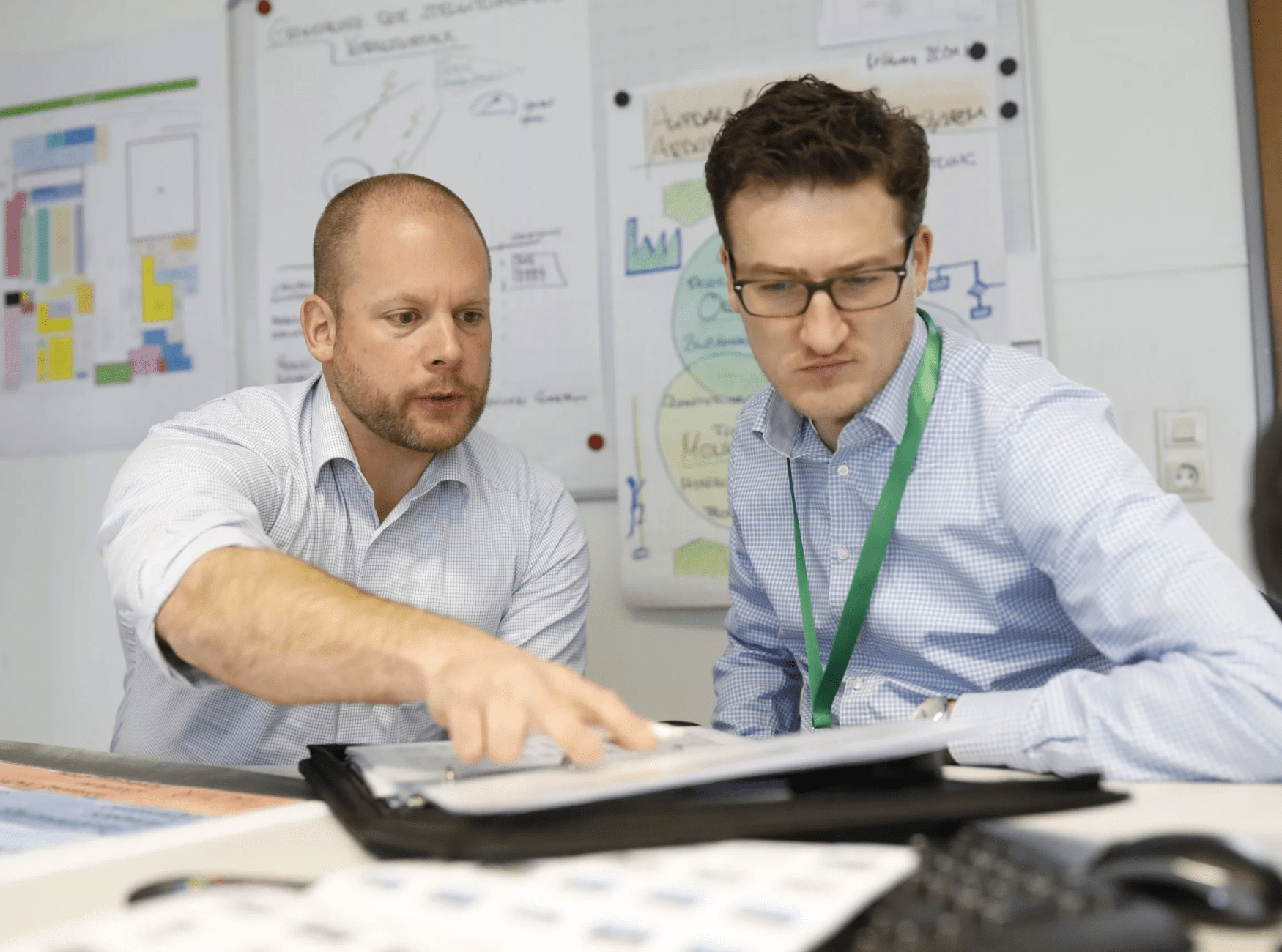 Zukunft_der_Arbeit_Bild Produktionshalle mit digitalen Piktogrammen